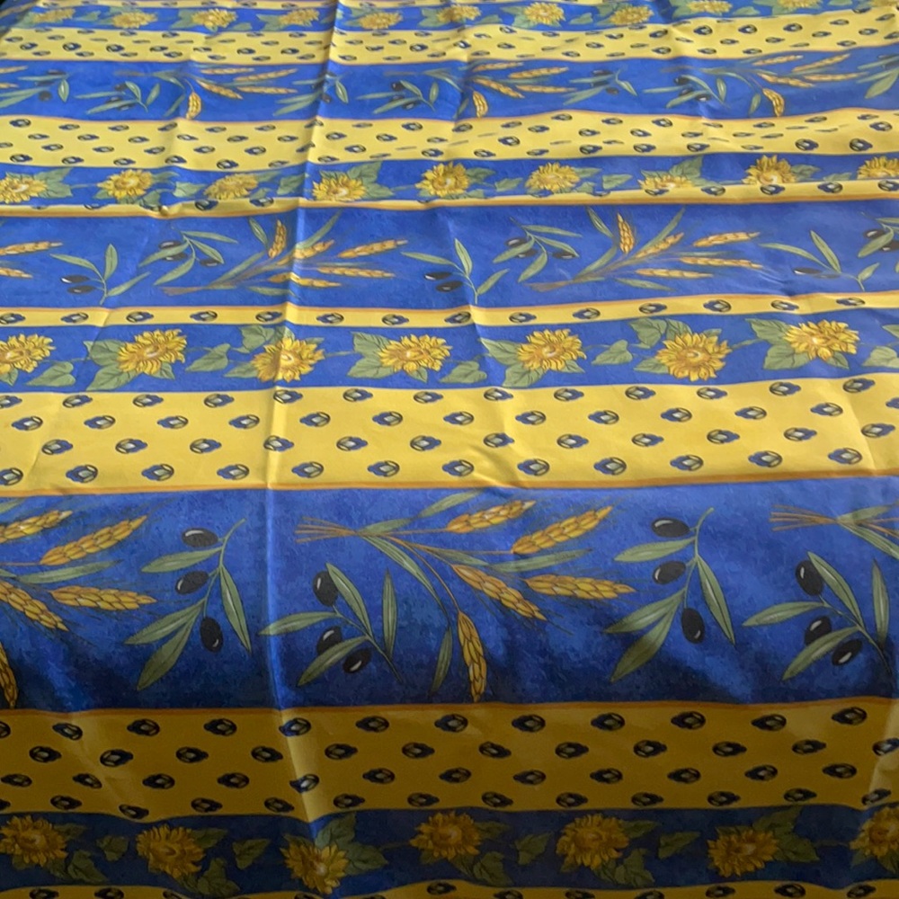 Table cloths in bright blues & yellows 🌻